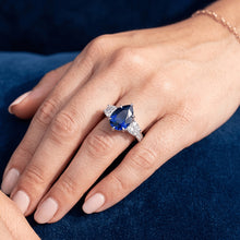 Afbeelding in Gallery-weergave laden, Peer Saffier Edelsteen Ring Met Accenten Ronde Diamanten 3,50 Karaat