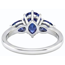 Afbeelding in Gallery-weergave laden, Natuurlijke (niet labgekweekt) peervormige blauwe saffier drie-stenen ring 2 karaat 14K Witgoud