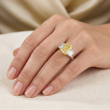 Afbeelding in Gallery-weergave laden, Radiant Slijpvorm Gele Kanarie Diamant Drie-Steen Ring in