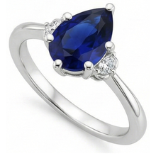 Afbeelding in Gallery-weergave laden, Driestenen Ring met uit de aarde gewonnen Diamant & Blauwe Saffier 6.75 Karaat Taps Toelopende Band Goud