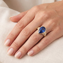 Afbeelding in Gallery-weergave laden, Ring met Kastzetting, Peervormige Ceylonsaffier & Natuurlijke uit de aarde gewonnen Diamant, Geelgoud, 4.75 Karaat