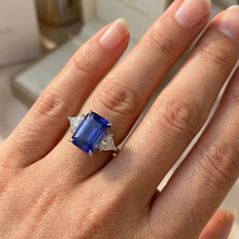 Afbeelding in Gallery-weergave laden, Driestenen Ring Smaragd Blauwe Saffier & Trillion Natuurlijke uit de aarde gewonnen Diamanten 4.50 Karaat Nieuw