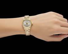 Afbeelding in Gallery-weergave laden, Rolex Oyster Perpetual 24 mm Zilveren Stick Wijzerplaat Geel Goud Horloge