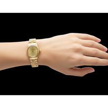 Afbeelding in Gallery-weergave laden, Rolex Oyster Perpetual geelgouden horloge met champagnekleurige wijzerplaat van 24 mm