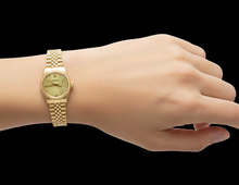 Afbeelding in Gallery-weergave laden, Rolex geelgouden horloge met champagnekleurige wijzerplaat van 24 mm