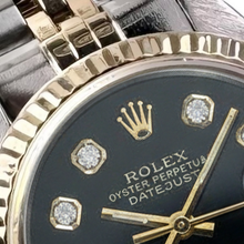 Afbeelding in Gallery-weergave laden, Rolex-horloge met gecanneleerde rand van roestvrij staal en goudkleurige stokbrood-diamanten wijzerplaat