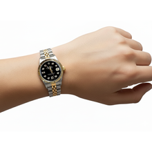 Afbeelding in Gallery-weergave laden, Rolex-horloge met gecanneleerde rand van roestvrij staal en goudkleurige stokbrood-diamanten wijzerplaat P2