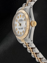Afbeelding in Gallery-weergave laden, Rolex Datejust 26 mm horloge met witte wijzerplaat en diamanten, Jubilee-armband en tweekleurige afwerking.