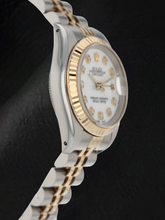 Afbeelding in Gallery-weergave laden, Rolex Datejust 26 mm horloge met witte wijzerplaat en diamanten, Jubilee-armband en tweekleurige afwerking.