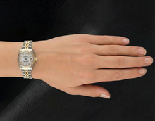 Afbeelding in Gallery-weergave laden, Rolex Datejust 26 mm horloge met witte wijzerplaat en diamanten, Jubilee-armband en tweekleurige afwerking.