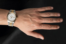 Afbeelding in Gallery-weergave laden, Rolex Datejust 36 mm horloge met witte wijzerplaat en diamanten, tweekleurig ontwerp