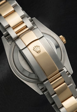 Afbeelding in Gallery-weergave laden, Rolex Datejust uit 2011 met witte parelmoer wijzerplaat, diamanten lunette en diamanten band, 31 mm, tweekleurig horloge.
