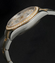Afbeelding in Gallery-weergave laden, Rolex Datejust uit 2011 met witte parelmoer wijzerplaat, diamanten lunette en diamanten band, 31 mm, tweekleurig horloge.