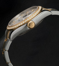 Afbeelding in Gallery-weergave laden, Rolex Datejust uit 2011 met witte parelmoer wijzerplaat, diamanten lunette en diamanten band, 31 mm, tweekleurig horloge.