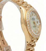 Afbeelding in Gallery-weergave laden, Rolex Datumjust voorzitter-stijl horloge met witte dweil diamanten wijzerplaat rand goud