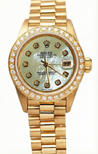 Afbeelding in Gallery-weergave laden, Rolex Datumjust voorzitter-stijl horloge met witte dweil diamanten wijzerplaat rand goud