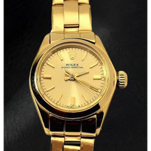 Afbeelding in Gallery-weergave laden, Rolex Oyster Perpetual 24 mm horloge met champagnekleurige wijzerplaat, geelgouden Oyster-band