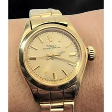 Afbeelding in Gallery-weergave laden, Rolex Oyster Perpetual 24 mm horloge met champagnekleurige wijzerplaat, geelgouden Oyster-band