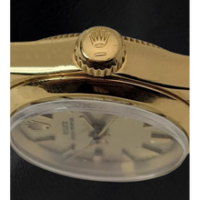 Afbeelding in Gallery-weergave laden, Rolex Oyster Perpetual 24 mm horloge met champagnekleurige wijzerplaat, geelgouden Oyster-band
