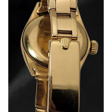 Afbeelding in Gallery-weergave laden, Rolex Oyster Perpetual 24 mm horloge met champagnekleurige wijzerplaat, geelgouden Oyster-band