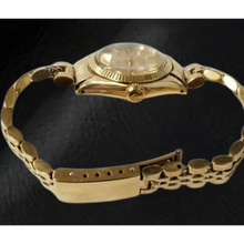 Afbeelding in Gallery-weergave laden, Rolex Oyster Perpetual geelgouden horloge met champagnekleurige wijzerplaat van 24 mm