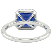 Afbeelding in Gallery-weergave laden, Ronde uit de aarde gewonnen diamanten & blauwe saffieren Verlovingsring met accenten 6 karaat