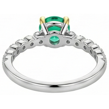Afbeelding in Gallery-weergave laden, Rond Briljant Colombiaanse Smaragd ring in Tweekleurig 14K Goud – achteraanzicht