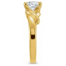 Afbeelding in Gallery-weergave laden, Fijne Diamant Antiek Cushion Enkele Steen Ring in 14 Karaat Geelgoud – zijaanzicht