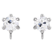 Afbeelding in Gallery-weergave laden, Oorstekers 14K Witgoud met Diamant – hoofdaanzicht