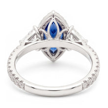 Afbeelding in Gallery-weergave laden, Platina verlovingsring met echte 3 karaat markiesgeslepen blauwe saffier, halo en drie stenen