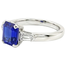Afbeelding in Gallery-weergave laden, Smaragd 3 stenen Natuurlijke echte diamant ( niet in het laboratorium gekweekt )en saffier ring 1,75 karaat taps toelopende baguettes