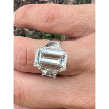 Afbeelding in Gallery-weergave laden, Smaragd Trapezium Grote Echt Diamanten Ring met drie stenen 9 karaat