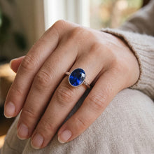 Afbeelding in Gallery-weergave laden, Solitaire Bezel Set Ceylon Saffier Ring Ovaal Wit Goud 3 Karaat