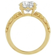 Afbeelding in Gallery-weergave laden, Antiek Cushion Briljant ring in 14K Geelgoud – zijaanzicht