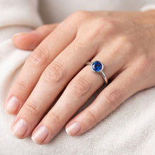 Afbeelding in Gallery-weergave laden, Solitaire Ring Blauwe Saffier 0,75 Karaat Bezel Instelling Wit Goud 14K