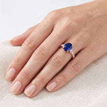 Afbeelding in Gallery-weergave laden, Solitaire Ring Met Peer Diamanten Accenten Ovaal Ceylon Saffier 4 Karaat