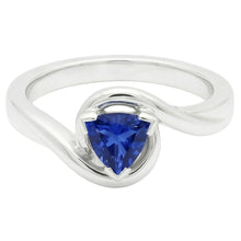 Afbeelding in Gallery-weergave laden, Solitaire Trillion V Prong Blauwe Saffier Ring 0,50 Karaat Twisted Style