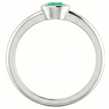 Afbeelding in Gallery-weergave laden, Solitaire groene smaragd verlovingsring 0,75 karaat bezel instelling
