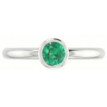 Afbeelding in Gallery-weergave laden, Solitaire groene smaragd verlovingsring 0,75 karaat bezel instelling