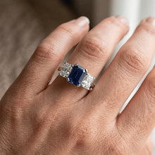 Afbeelding in Gallery-weergave laden, Stralende Natuurlijke echte diamant ( niet in het laboratorium gekweekt )en sieraden Smaragd blauwe saffier 3 stenen ring 3 karaat