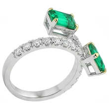 Afbeelding in Gallery-weergave laden, Fijne Smaragd Edelsteen Ring 2 karaat Bicolor 14K Goud – hoekaanzicht