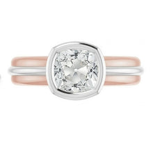 Afbeelding in Gallery-weergave laden, Tweekleurige Solitaire Ring Kussen Oud Slijpsel Natuurlijke uit de aarde gewonnen Diamant Kastzetting 2.20 Karaat