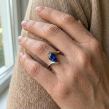 Afbeelding in Gallery-weergave laden, Korenbloem Saffier Gekleurde Steen Ring 1,50-karaat 14K Witgoud – bovenaanzicht