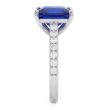 Afbeelding in Gallery-weergave laden, Verlovingsring met blauwe saffier en pavé accenten van uit de aarde gewonnen diamanten, 6 karaat