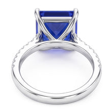 Afbeelding in Gallery-weergave laden, Verlovingsring met blauwe saffier en pavé accenten van uit de aarde gewonnen diamanten, 6 karaat