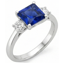 Afbeelding in Gallery-weergave laden, Witgouden uit de aarde gewonnen diamanten ring met prinses geslepen Ceylonese saffier, 3-steens, 5.50 karaat