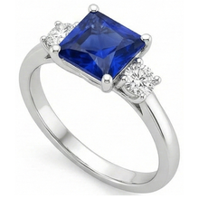 Afbeelding in Gallery-weergave laden, Witgouden uit de aarde gewonnen diamanten ring met prinses geslepen Ceylonese saffier, 3-steens, 5.50 karaat