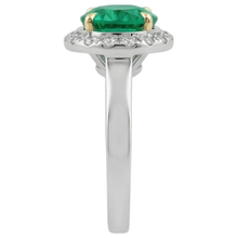 Afbeelding in Gallery-weergave laden, Rond Briljant Colombiaanse Smaragd ring in Tweekleurig 14K Goud – profielaanzicht