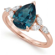 Afbeelding in Gallery-weergave laden, Alexandriet Druppelvormig 3-Steens Ring in 14K Rosé Goud – hoekaanzicht