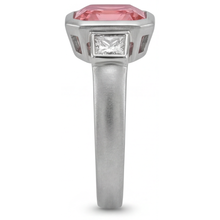 Afbeelding in Gallery-weergave laden, Verlovingsring met perziksaffier 2,9 karaat natuurlijke Asscher Padparadscha en witte baguette lunette drie stenen 14K goud